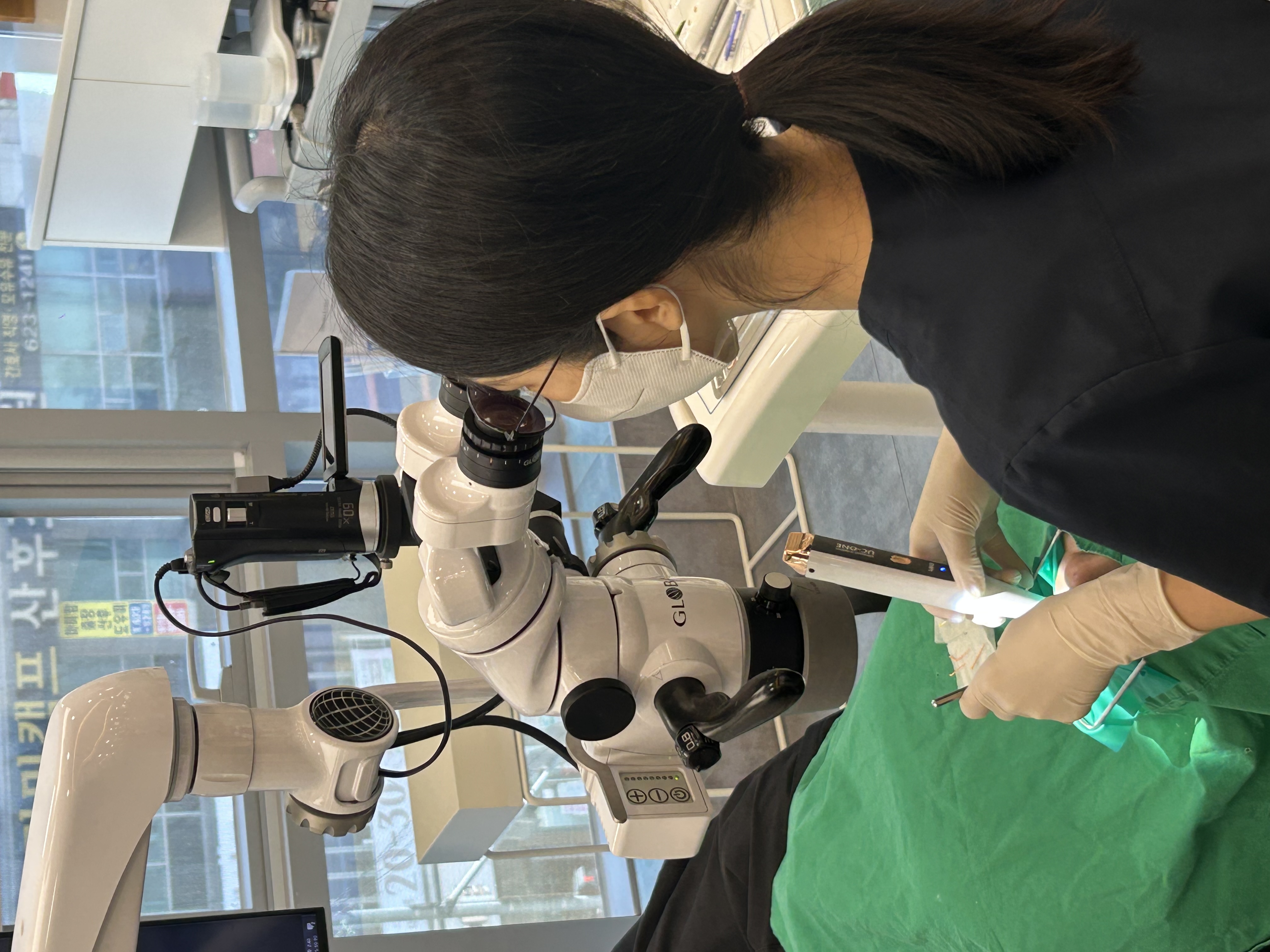 배인혜 원장 미세현미경 진료 모습